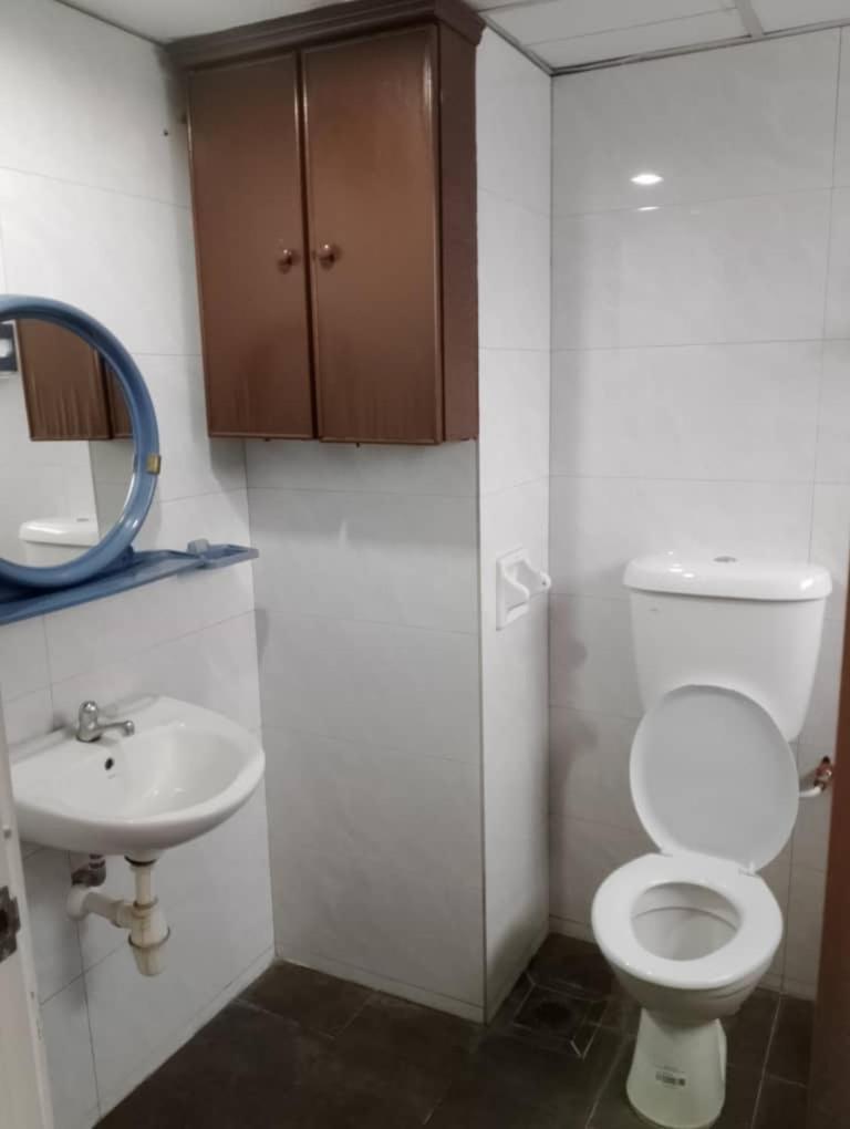 Home Stay Bayu Emas Appartment, Batu Feringgi Exteriör bild