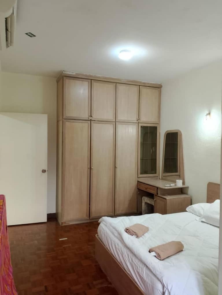 Home Stay Bayu Emas Appartment, Batu Feringgi Exteriör bild