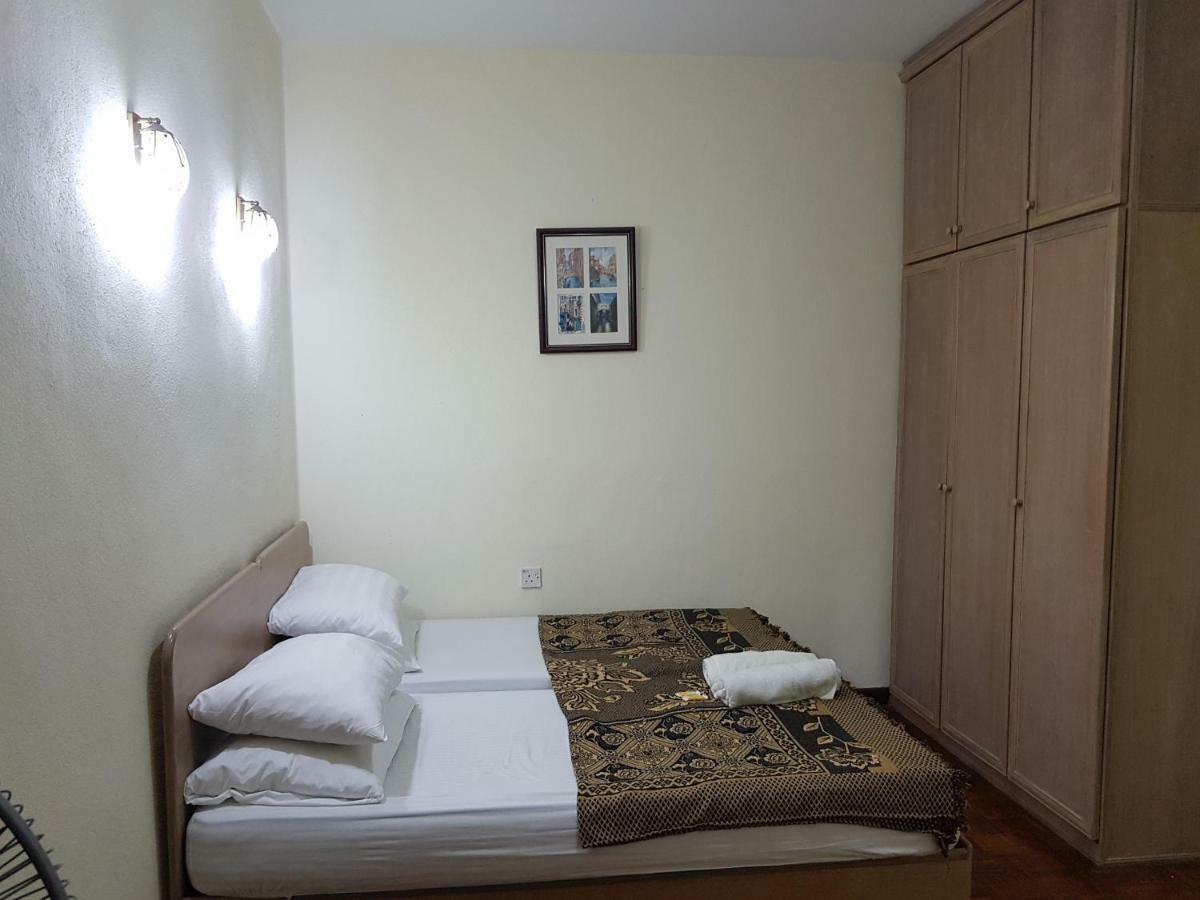 Home Stay Bayu Emas Appartment, Batu Feringgi Exteriör bild